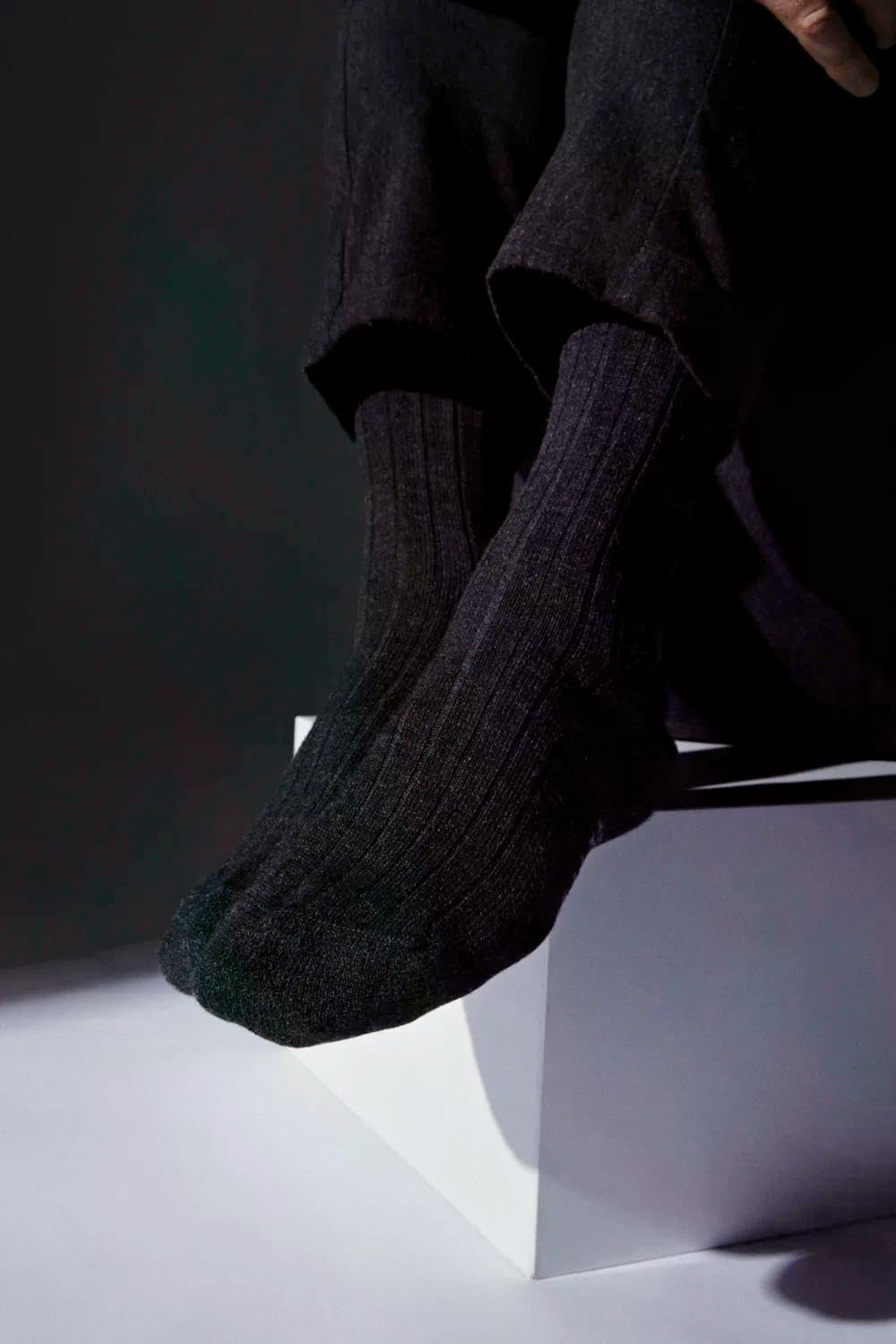 falke-teppich-im-schuh-kniestr-mpfe-wolle-schwarz image 3